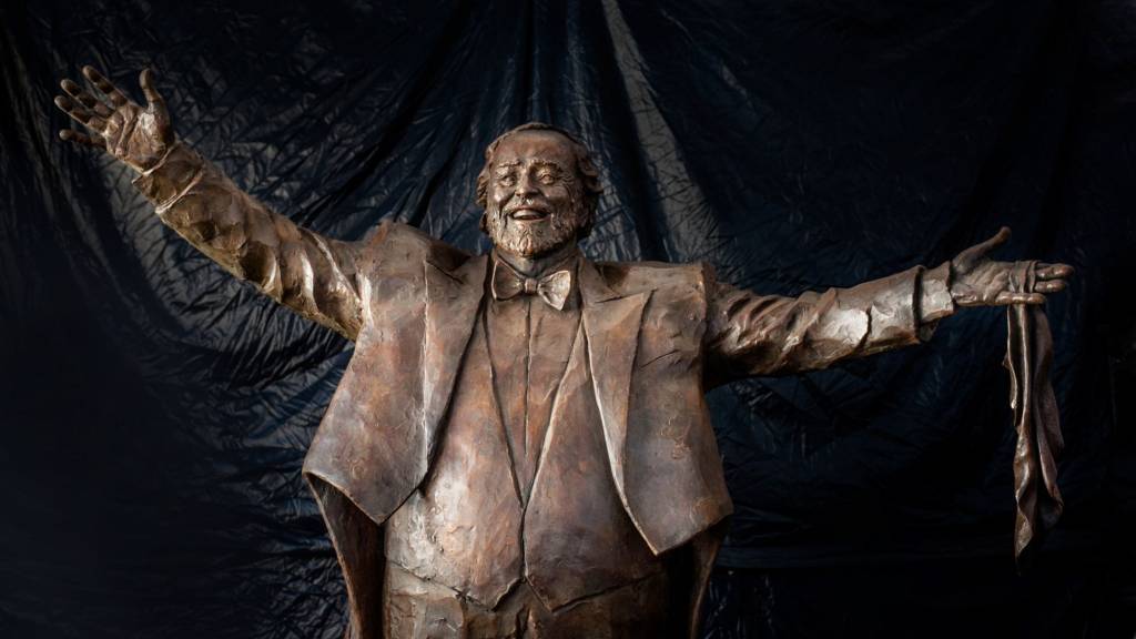 statua pavarotti orizzontale su sfondo telo foto di MaraMazzei