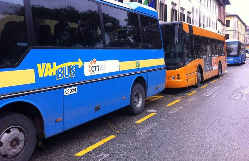 Versilia, pochi i bus per gli studenti. Marchetti (FI): “I nostri ragazzi faticano a andare a scuola”