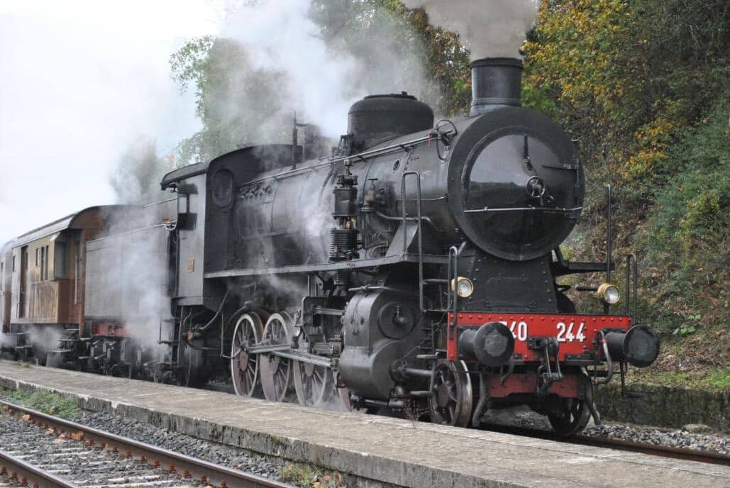 Sul treno a vapore verso la città della Castagna