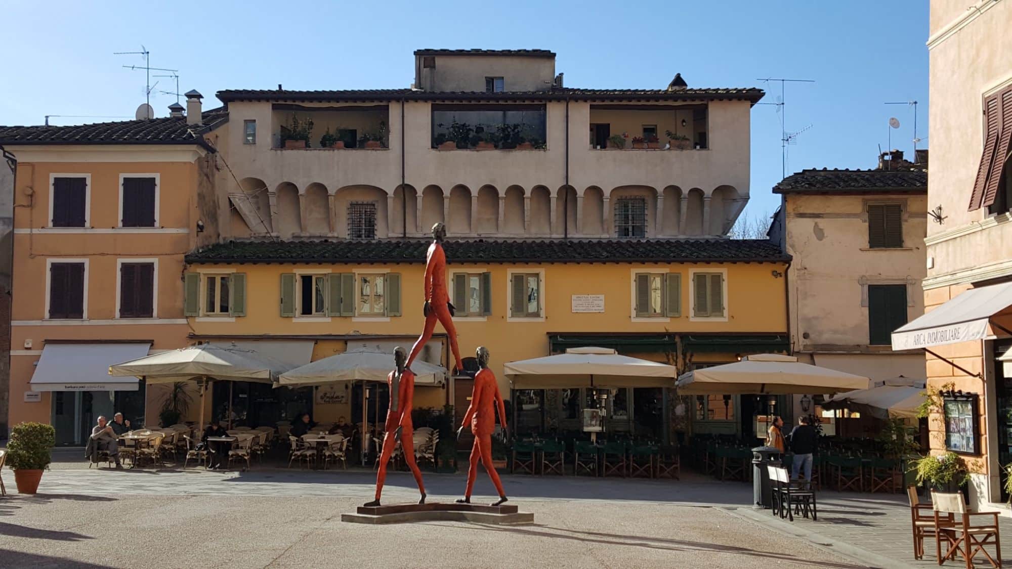 La poesia di Barni in Piazza del Duomo, 17 grandi opere in bronzo e tele