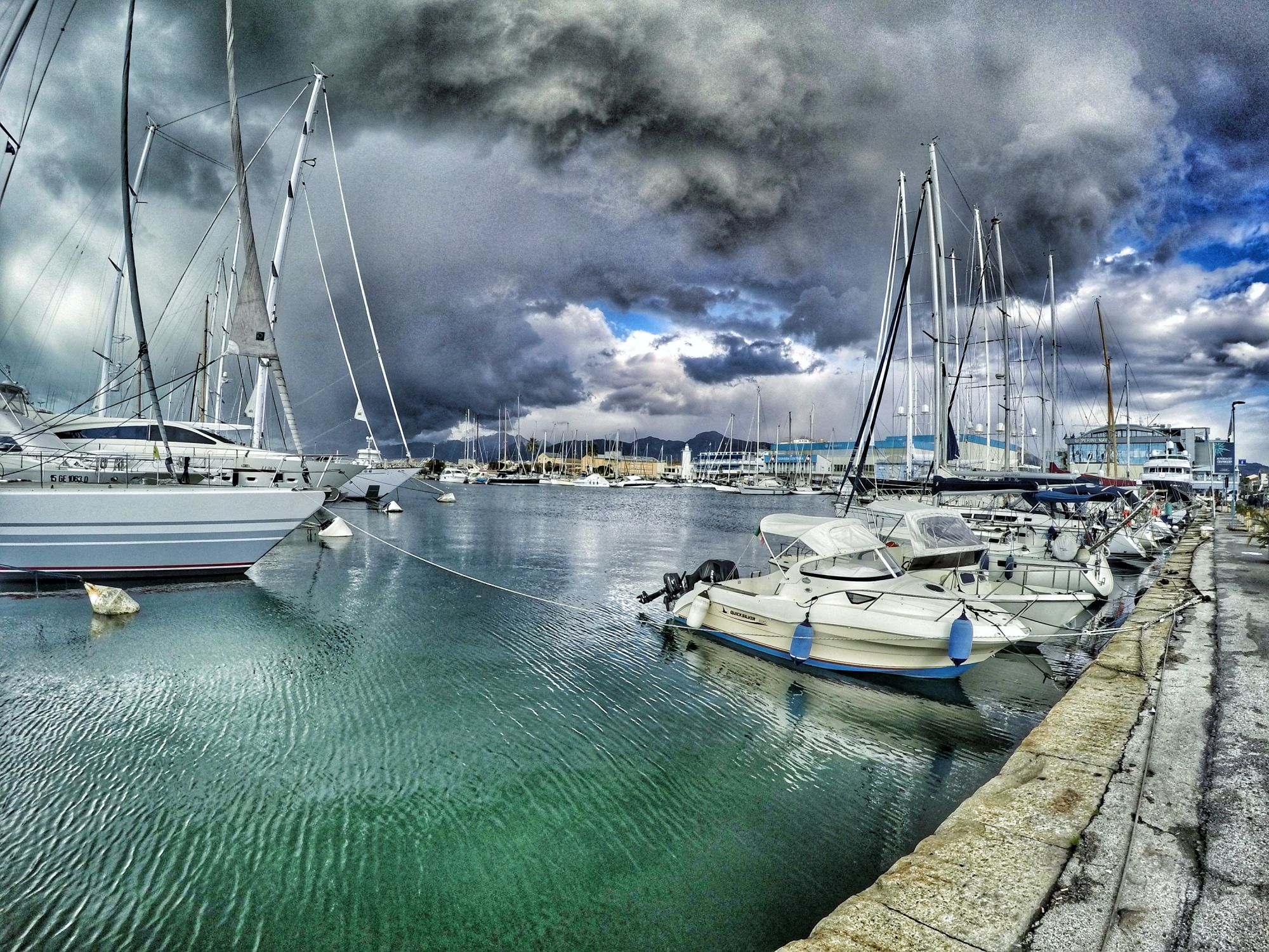 Al porto a Viareggio