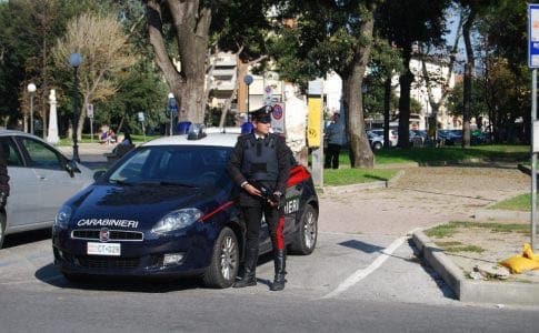 Ragazza minacciata e rapinata con una siringa in pieno centro