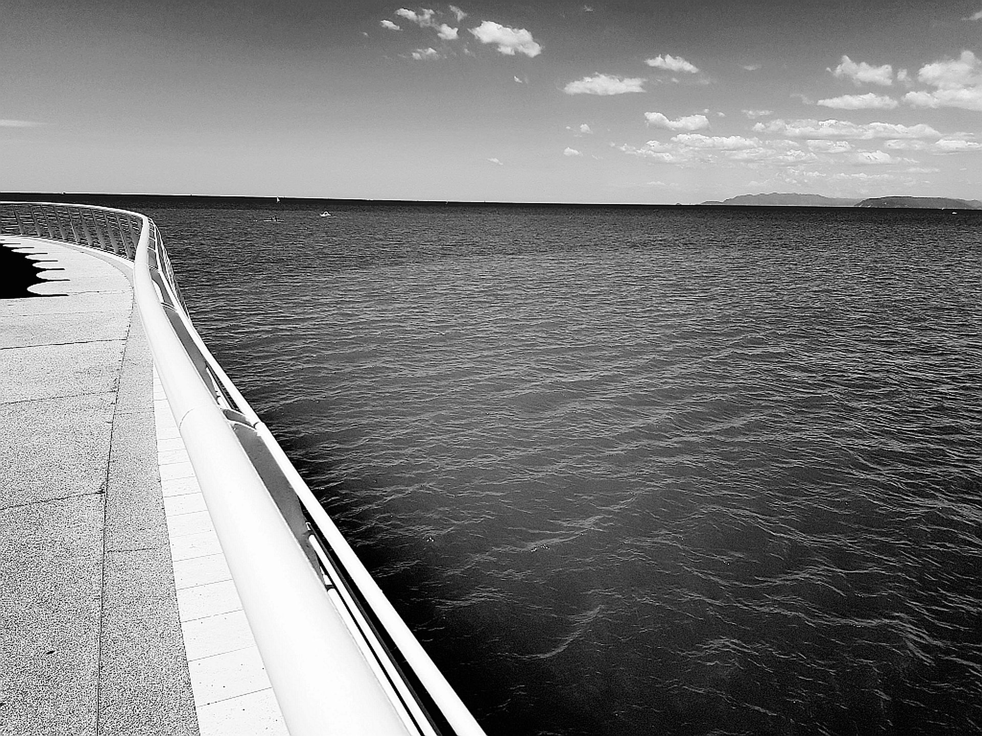 Pontile in bianco e nero