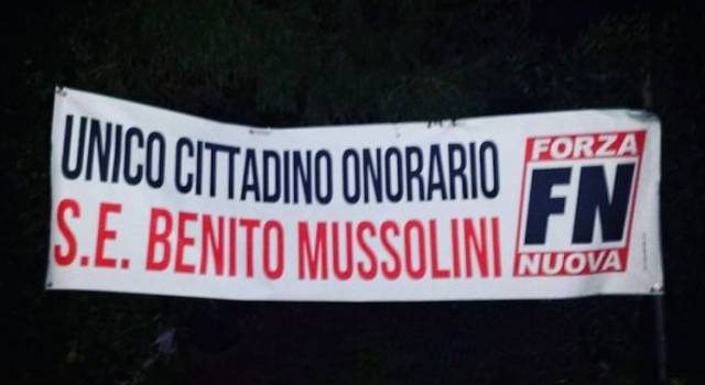 Striscione di Forza Nuova contro il sindaco di Lucca: &#8220;Apologia di fascismo&#8221;