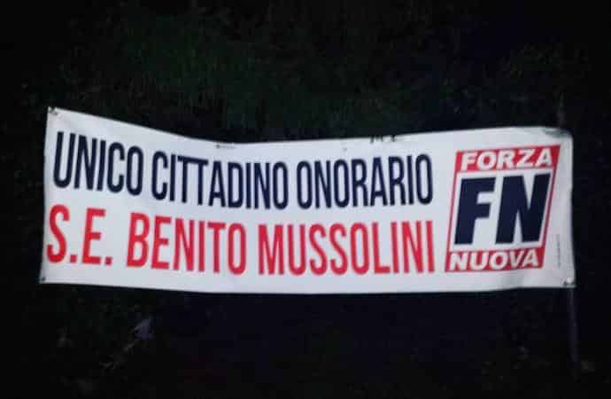 Striscione di Forza Nuova contro il sindaco di Lucca: “Apologia di fascismo”