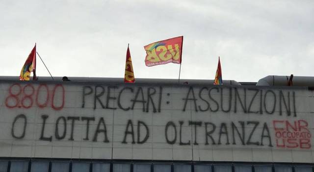 Mattarella a Pisa, manifestazione contro la precarietà