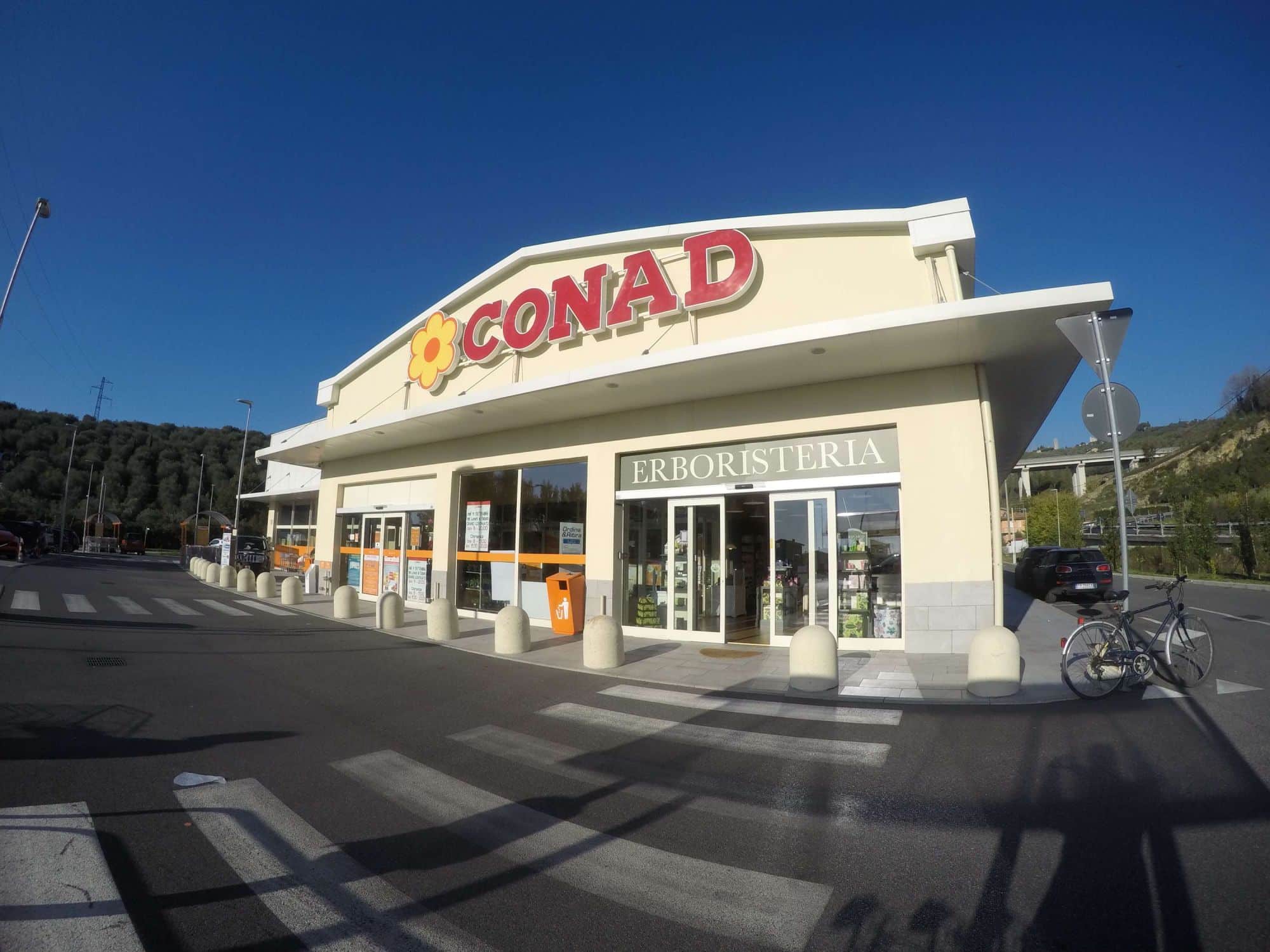 La Conad di Massarosa dona cibi alle famiglie in difficoltà