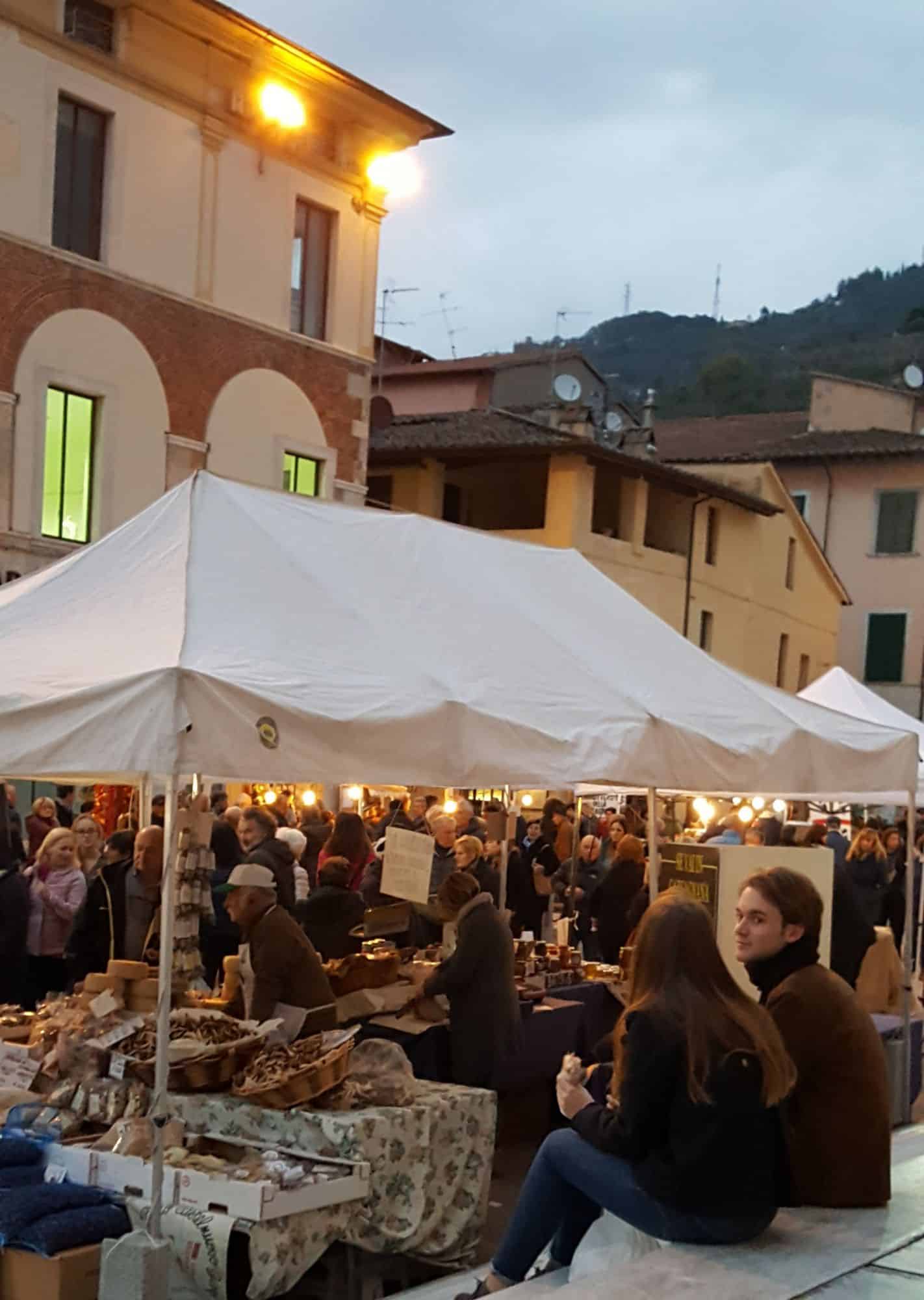 Folla in centro a Pietrasanta per la fiera di San Martino