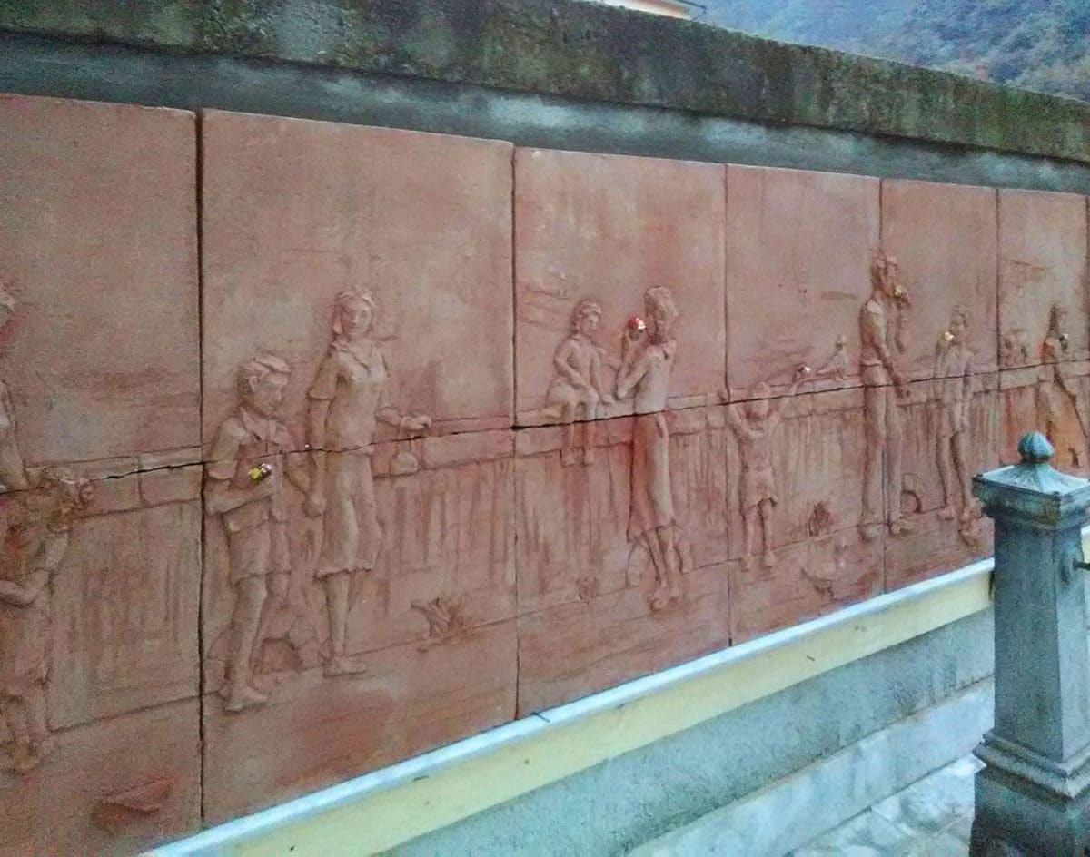 In via Campana il bassorilievo in terracotta realizzato e donato dall’artista seravezzino Bruno Tessa