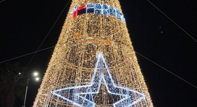 Natale, acceso l&#8217;albero in piazza Mazzini