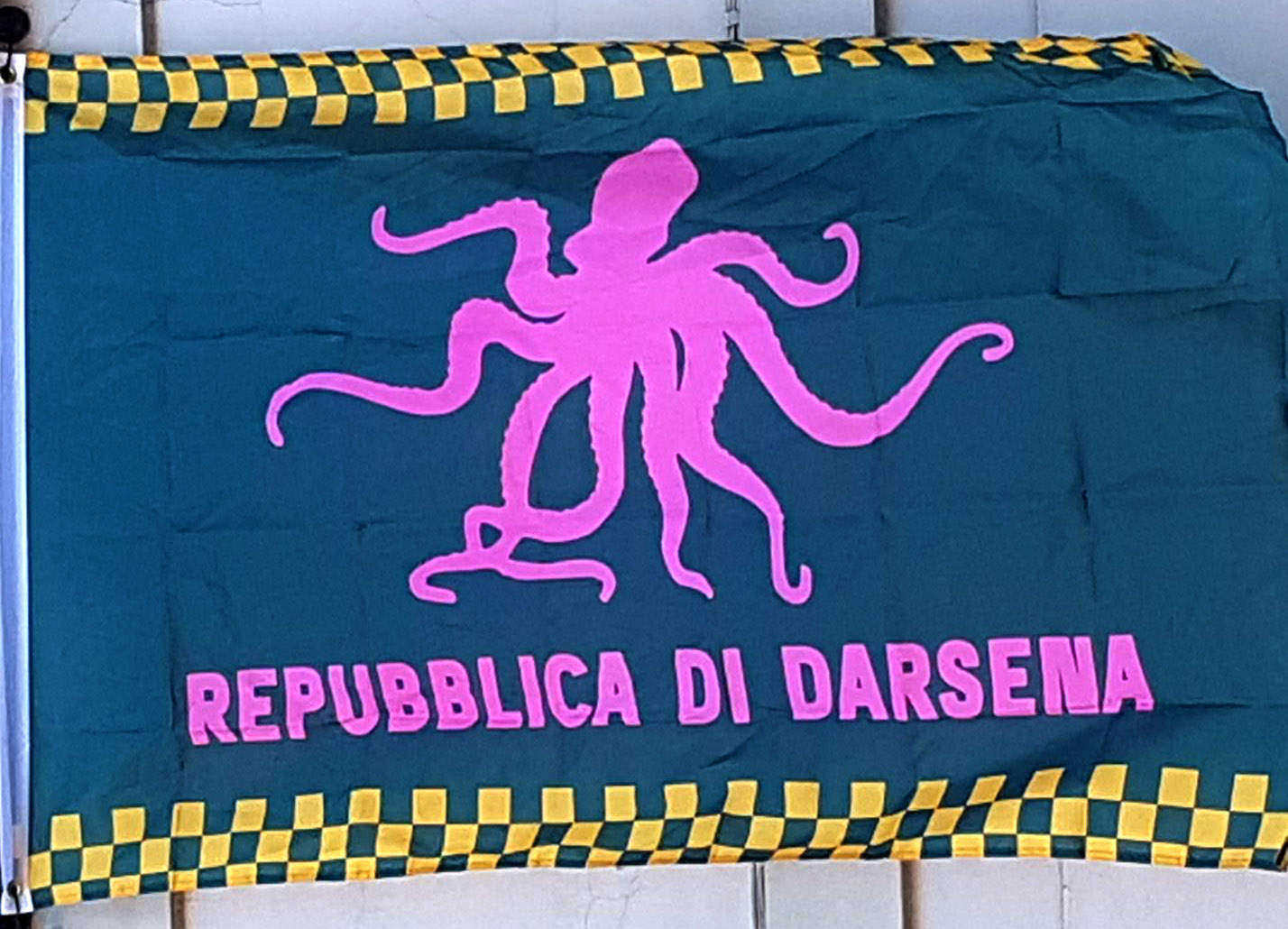 Carnevaldarsena, con le nuove bandiere vintage c’è un ritorno alle origini del Polpo