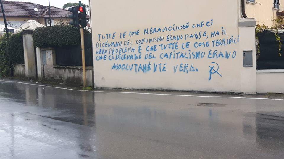 Imbrattati diversi muri a Forte dei Marmi: inneggiano al comunismo