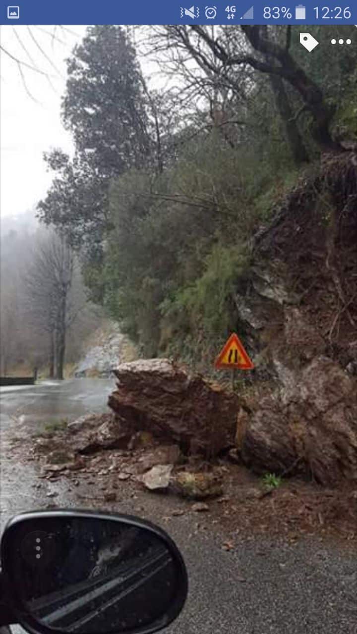 Frane e alberi caduti, disagi a Stazzema