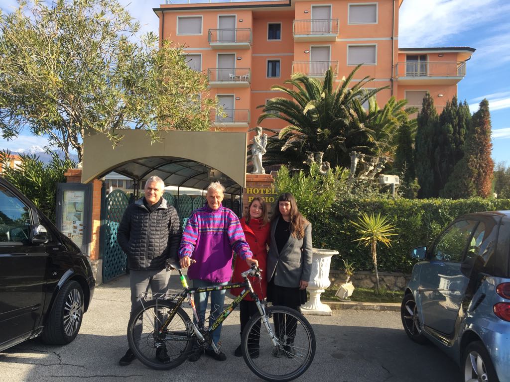 Si ferma a Lido di Camaiore l’ottantenne che gira il mondo in bicicletta