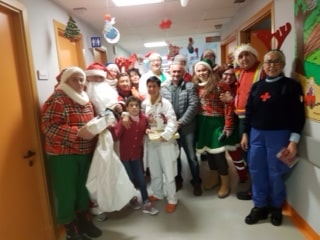 babbi natale della croce rossa in pediatria