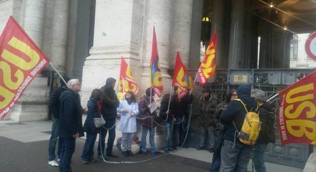 A Pisa ricercatori incatenati per protesta
