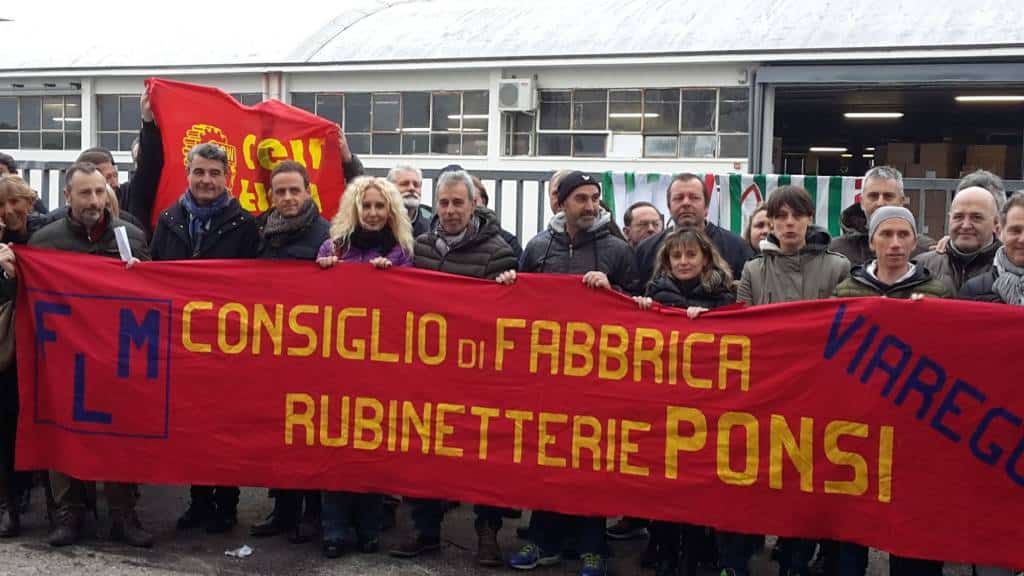 Striscione Ponsi e gruppo