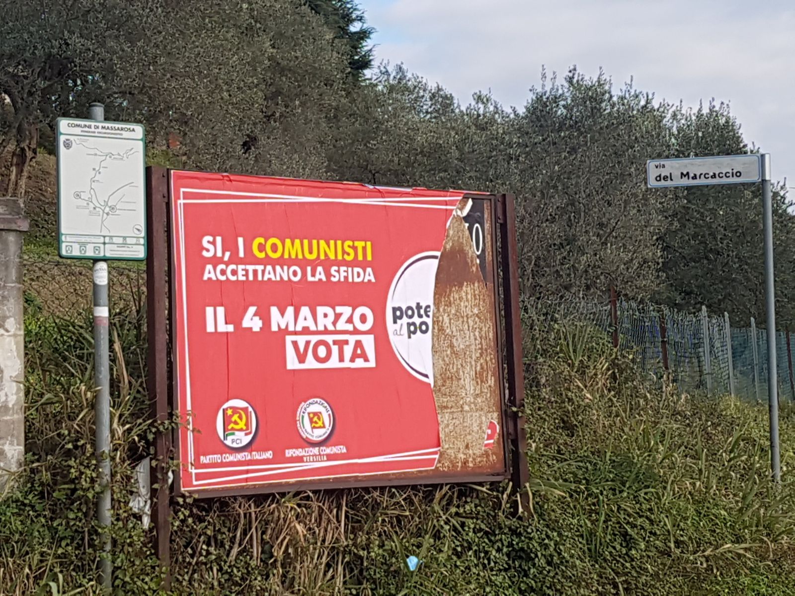 Strappati i manifesti elettorali a Massarosa