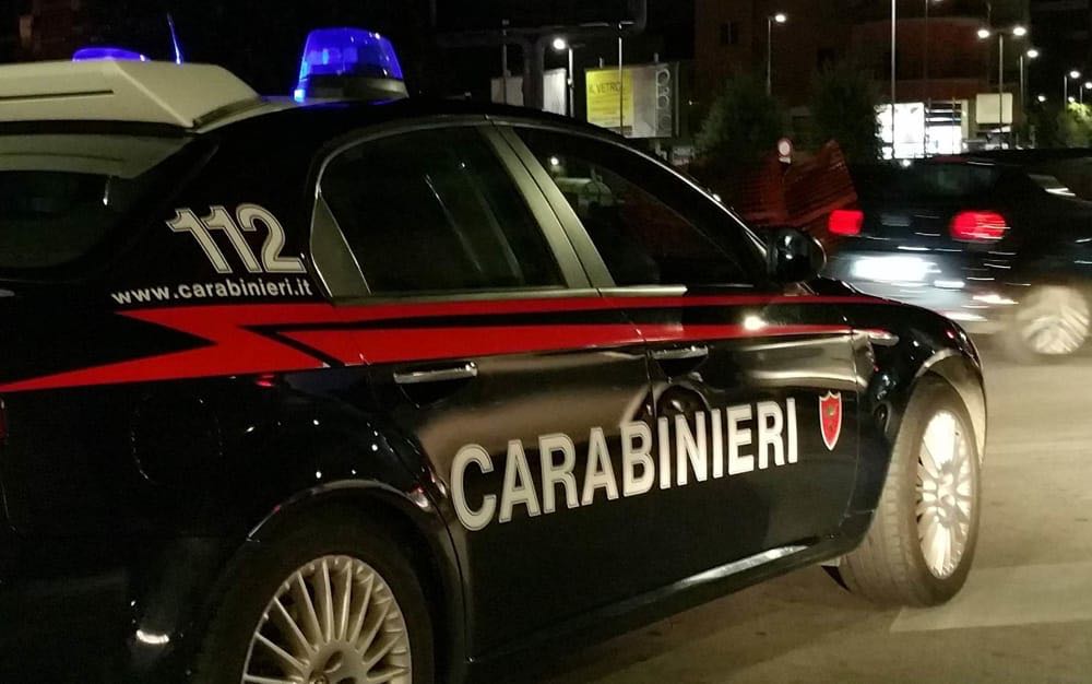 Va in escandescenze e si scaglia contro i carabinieri: arrestato
