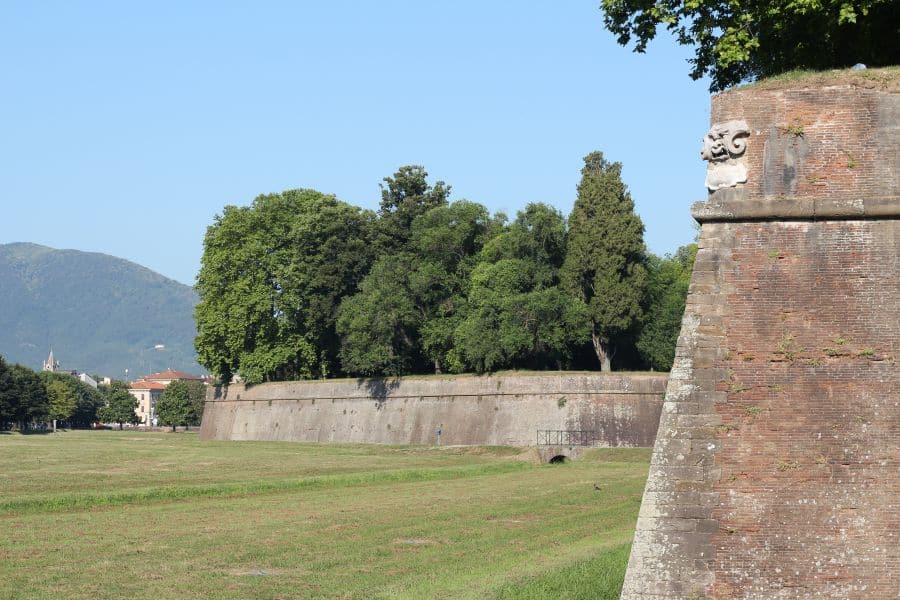 Cade dalle Mura, ferita una turista