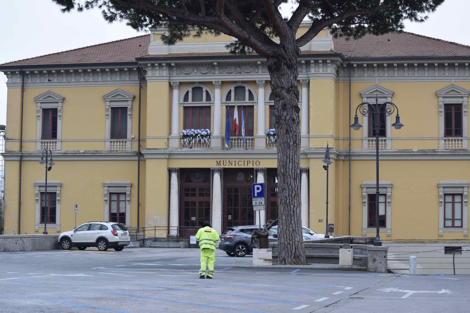 Rifiutano di mostrare il green pass, intervengono le forze dell’ordine