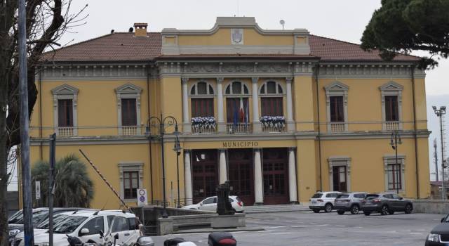 Manutenzione giardini e cigli stradali, quattro ditte a lavoro