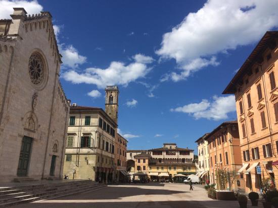 Pasqua a Pietrasanta. Tradizioni religiose, mostre, concerti e spiaggia