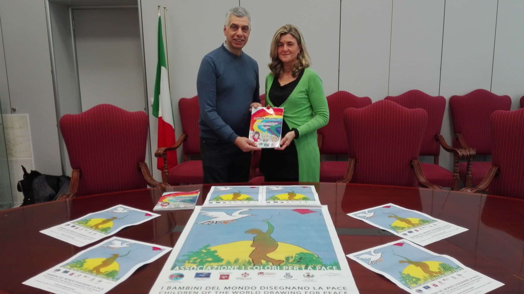 Antonio Giannelli pres ass I colori per la pace e Graziella Polacci vice sindaco e ass cultura comune FdM