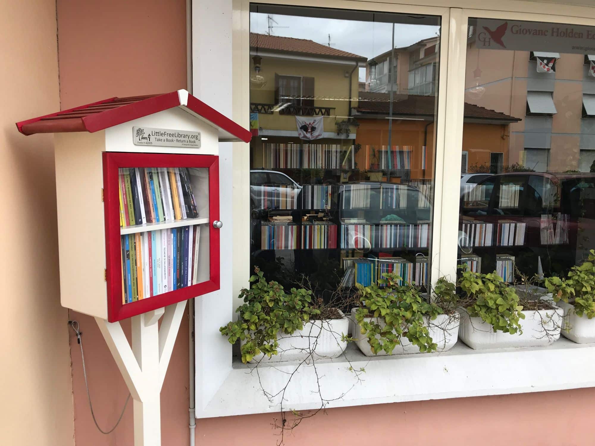 Viareggio nella mappa mondiale delle “Little Free Library” grazie a Giovane Holden Edizioni