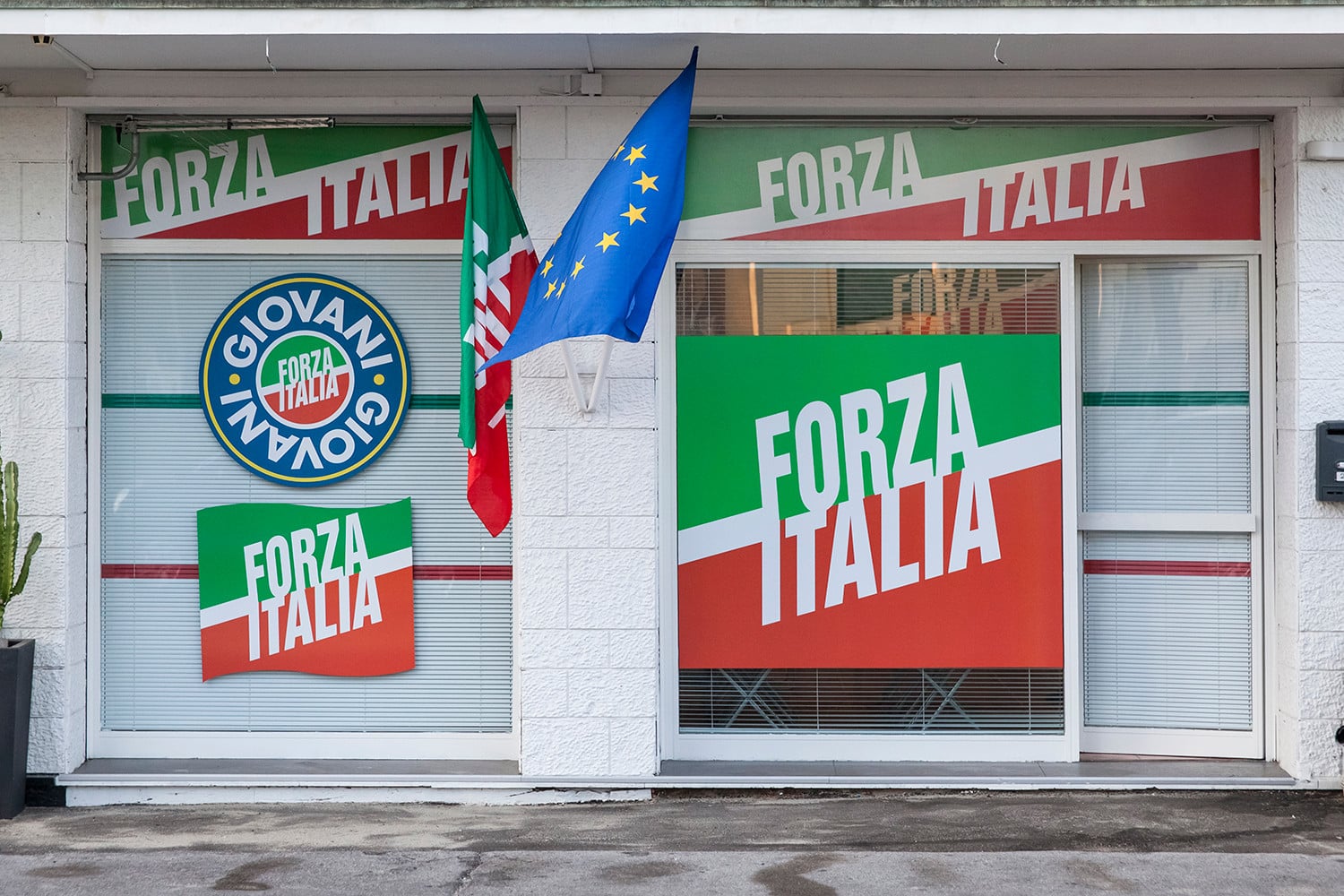 Forza Italia risponde: “Le mitomanìe di chi ha cambiato strada non ci interessano”