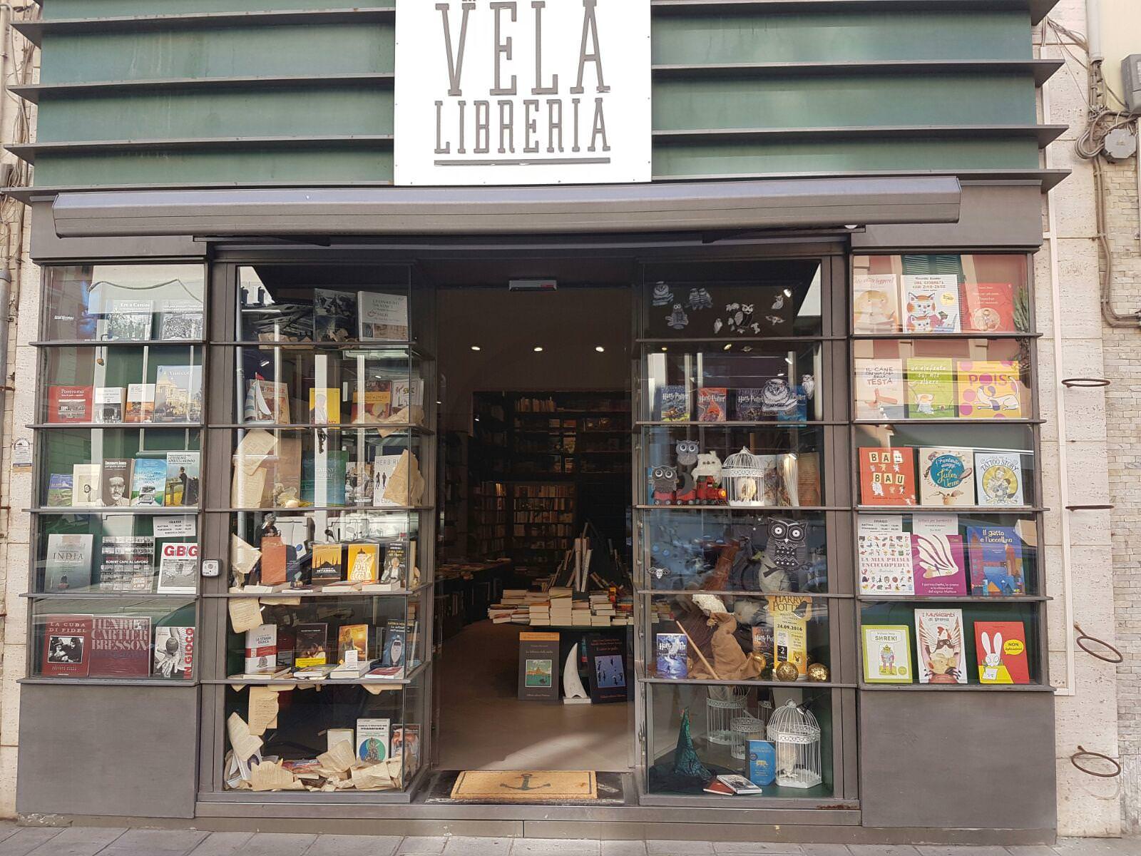Torna l’arte alla libreria La Vela con l’Associazione “Sorriso Viareggino”