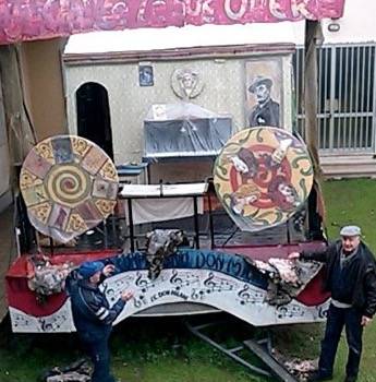 Carnevale, la pioggia distrugge la “carretta” del don Milani