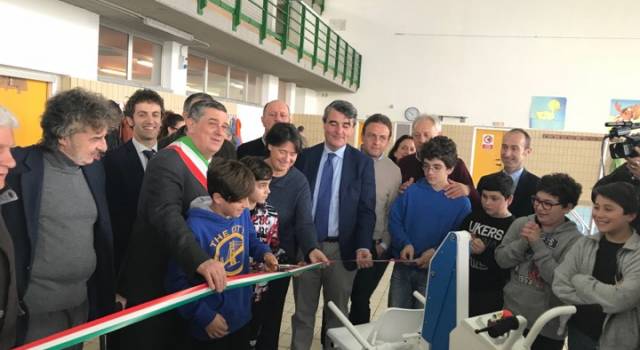 Inaugurato il sollevatore per disabili alla piscina comunale di Massarosa