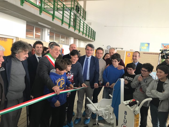 Inaugurato il sollevatore per disabili alla piscina comunale di Massarosa