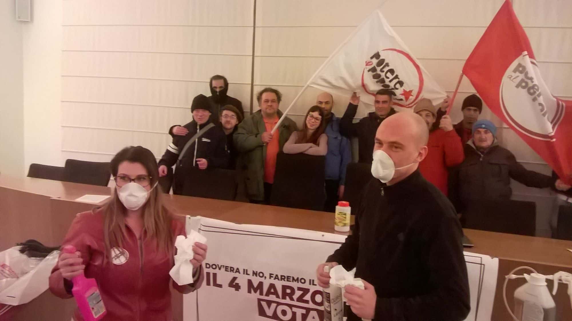 Potere al popolo “disinfetta” la sala consiliare