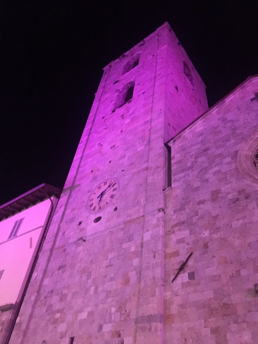 La torre civica diventa viola per la giornata per l’epilessia