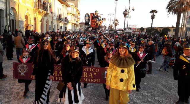 La Banda La Marinara al quarto corso del Carnevale di Viareggio