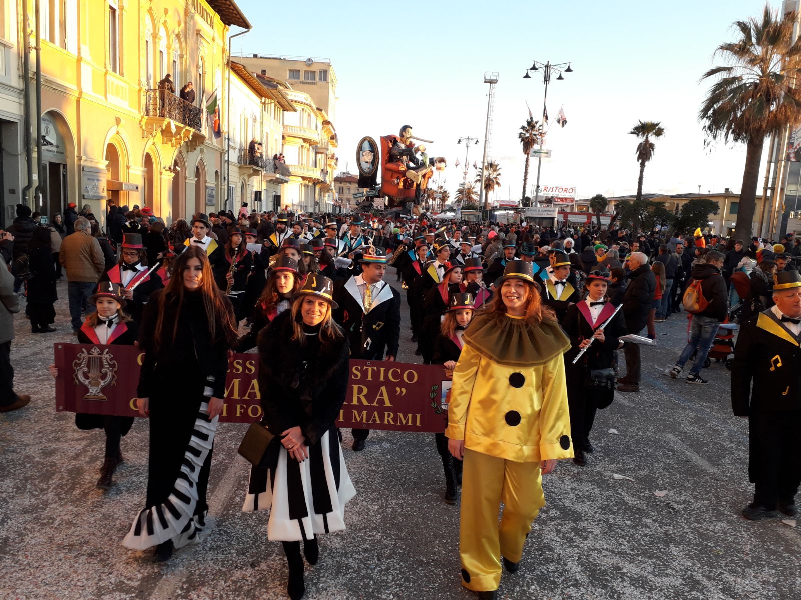 La Banda La Marinara al quarto corso del Carnevale di Viareggio