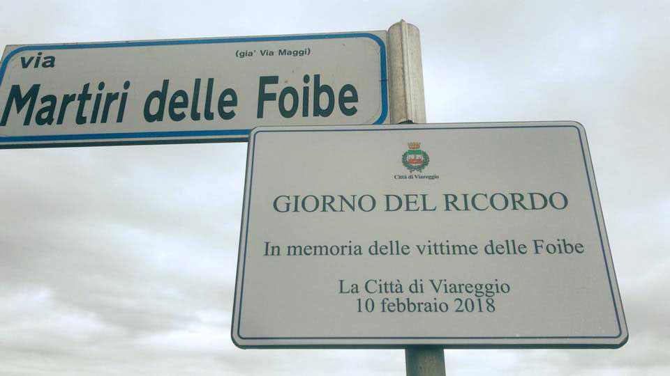 Viareggio invade Camaiore: targa commemorativa abusiva nell’altro comune
