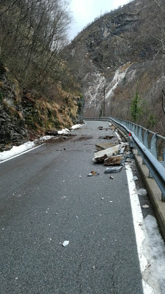 Riaperta la strada provinciale per Arni dopo la caduta di un masso