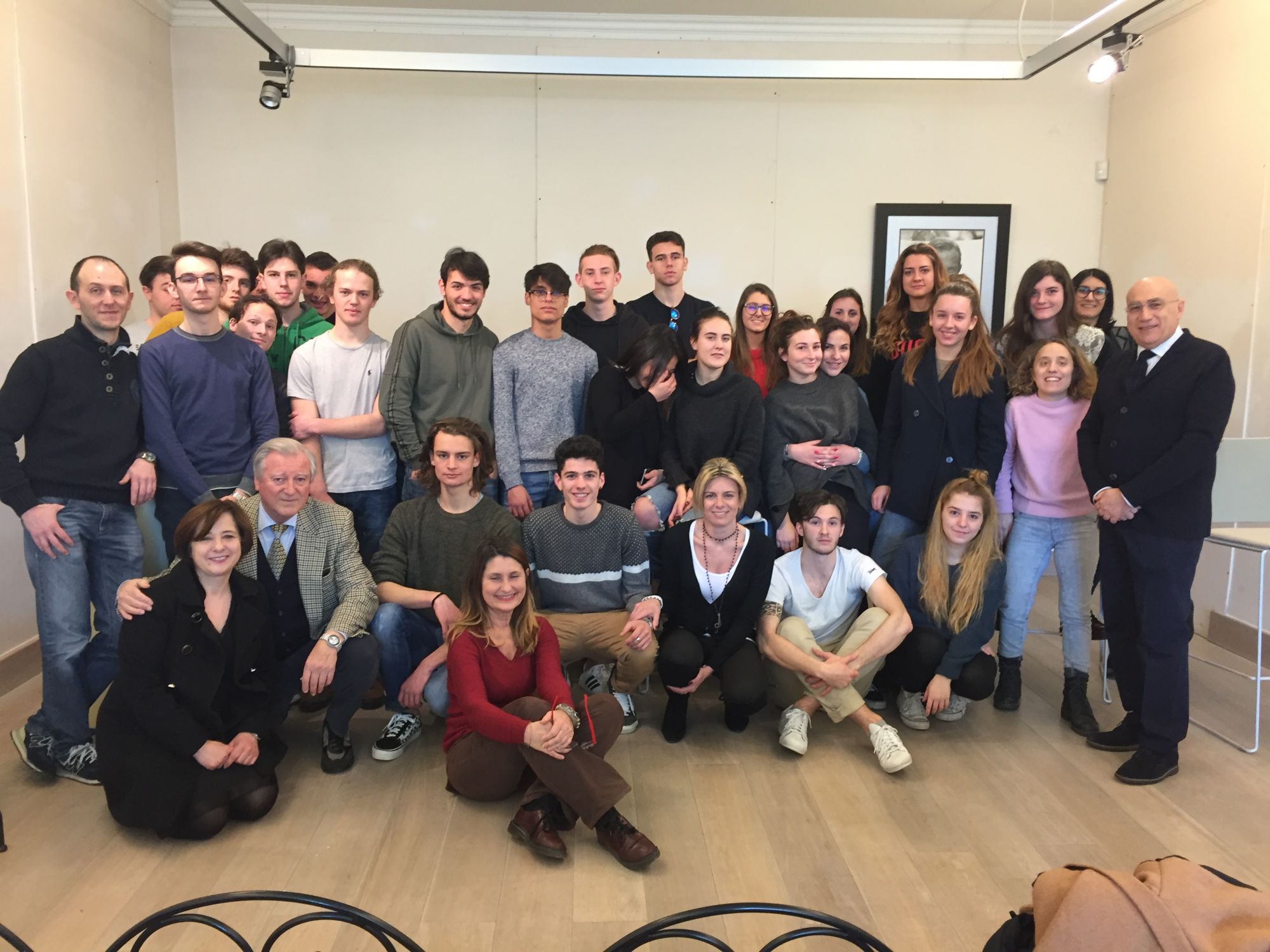 Gli studenti del liceo Michelangelo in visita-studio alla mostra “Vestire l’Opera” a Villa Bertelli