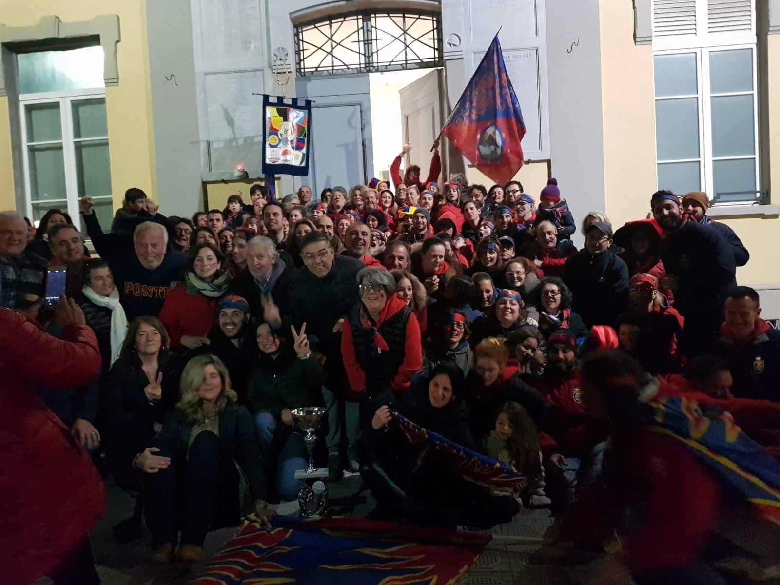 Un carosello con finale nella piazza del comune per la contrada il Ponte vincitrice del 61° Miccio Canterino