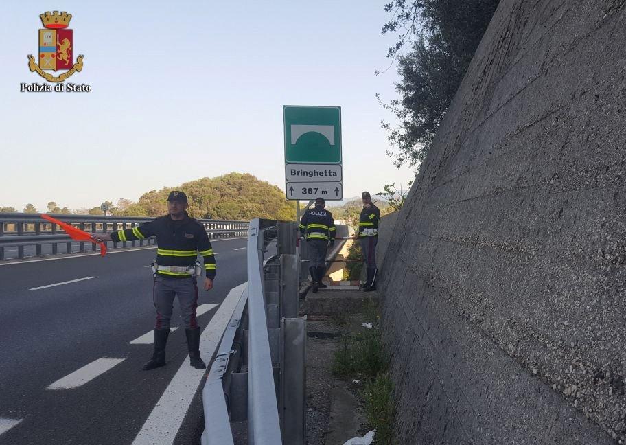 LUCCA Tenta di lanciarsi nel vuoto salvato dalla Polstrada 19 4 18 FOTO 1