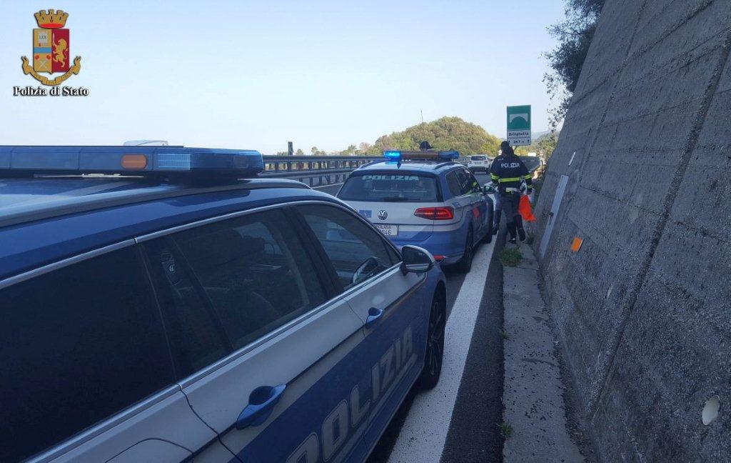 Auto a fuoco sulla Bretella, paura per una famiglia di turisti