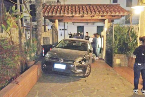 Incidente a Lido, auto finisce nell’atrio di un ristorante