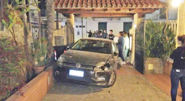 Incidente a Lido, auto finisce nell&#8217;atrio di un ristorante