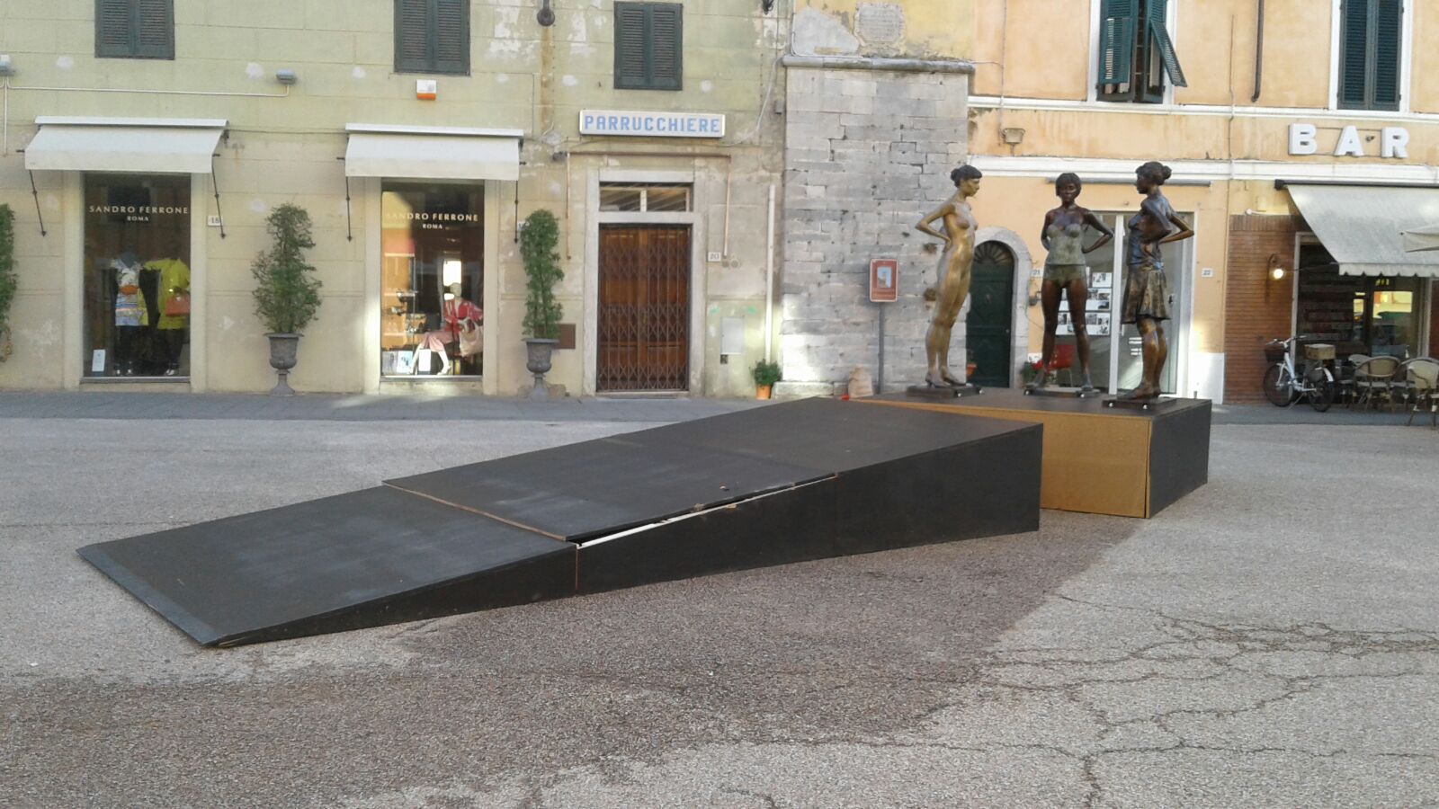 Ancora un incidente per la scultura di Paddy Campbell in piazza Duomo