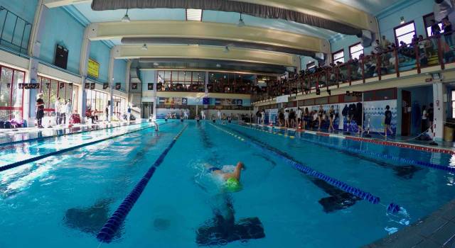 Camaiore, piscina aperta ma sospesi i corsi di nuoto