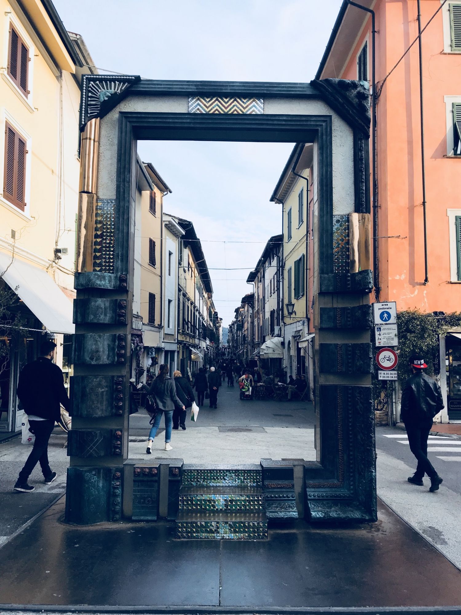 La porta su Pietrasanta