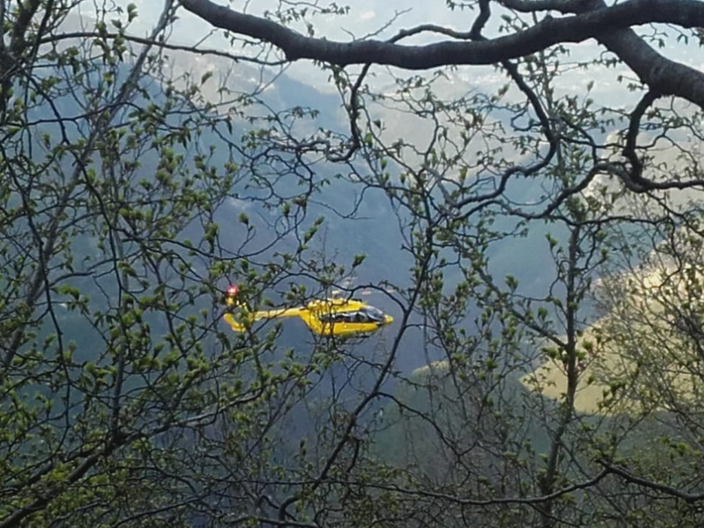 Cade col parapendio, tragedia sfiorata a Marignana: 70enne portato col Pegaso a Cisanello